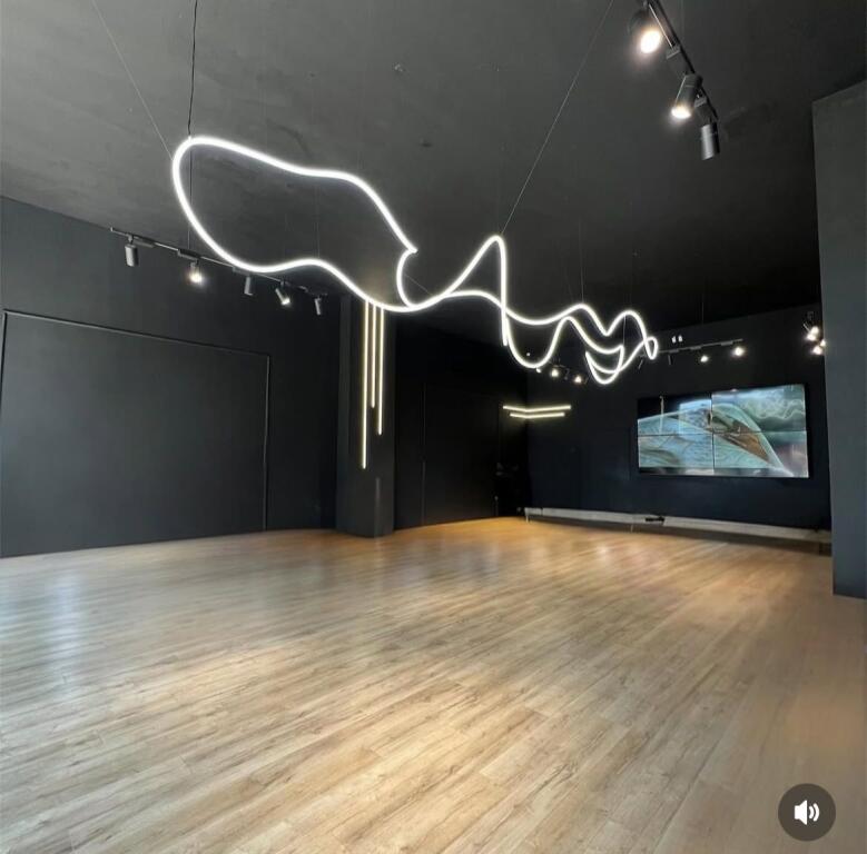 JEPET ME QERA AMBJENT BIZNESI 128M2 BUZE RRUGE 3000 EURO XHAMLLIKU
