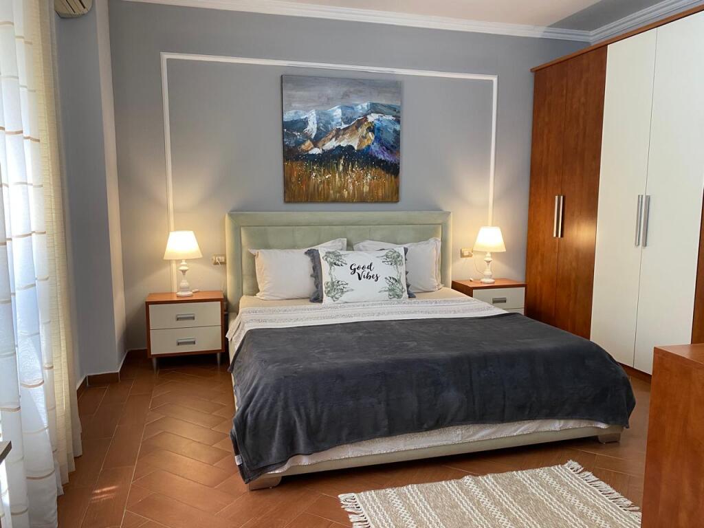 Apartament 2+1+2 me qira tek Rruga e Elbasanit