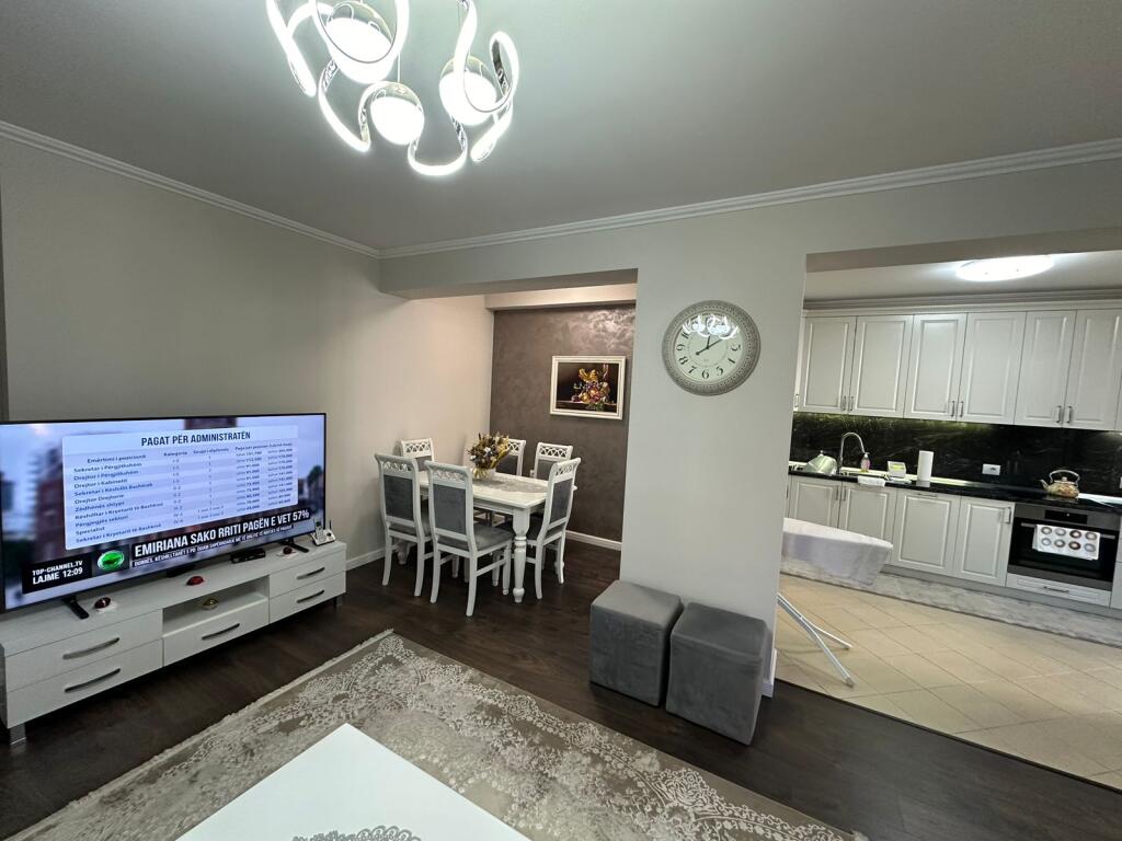 Apartament me qira 2+1 ne qender 750 euro