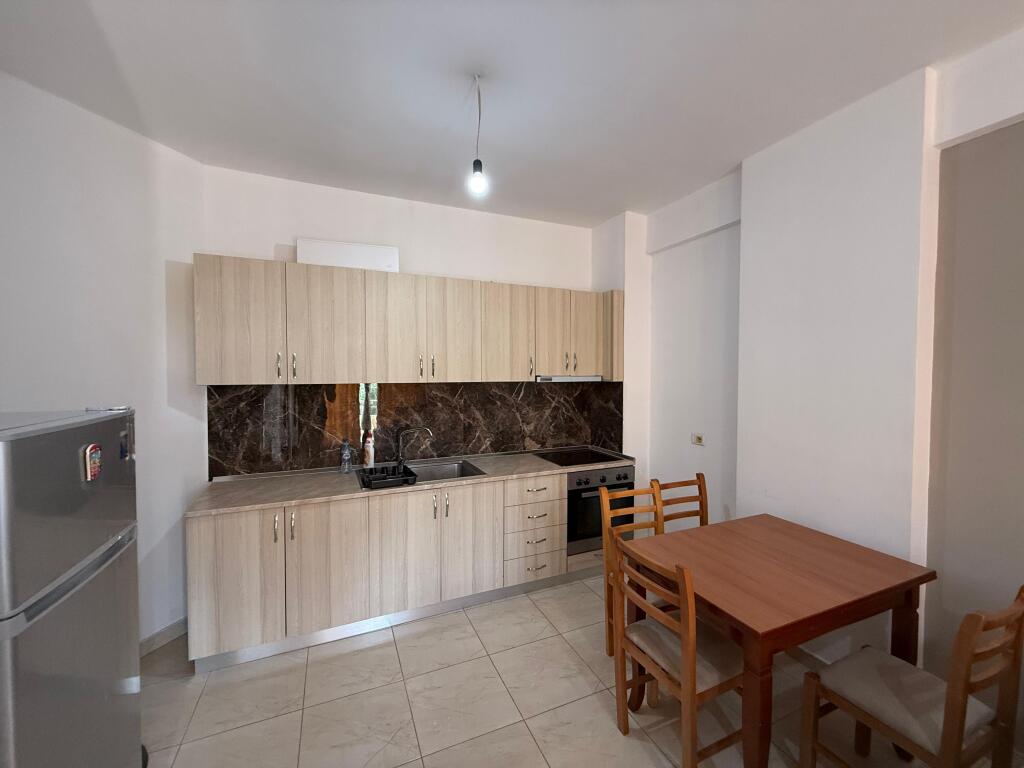 Appartamento 1+1 con ascensore in affitto nel palazzo ad Astir, 55 m² 350 Euro