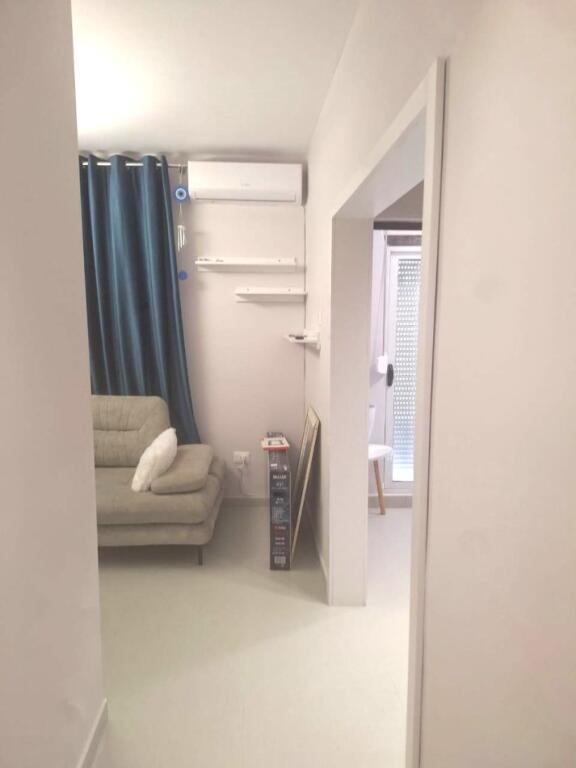 Affittasi appartamento 2+1 in 21 Dhjetor vicino a Square 21 vicino a Deliorgjit in via Kavajes, per 4 persone, 550 euro