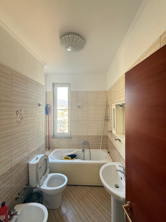 Shitet apartament 2+1+2 te Oxhaku