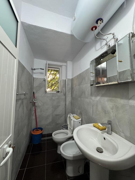 Jepet me qera Apartament 2+1 te Vasil Shsnto !