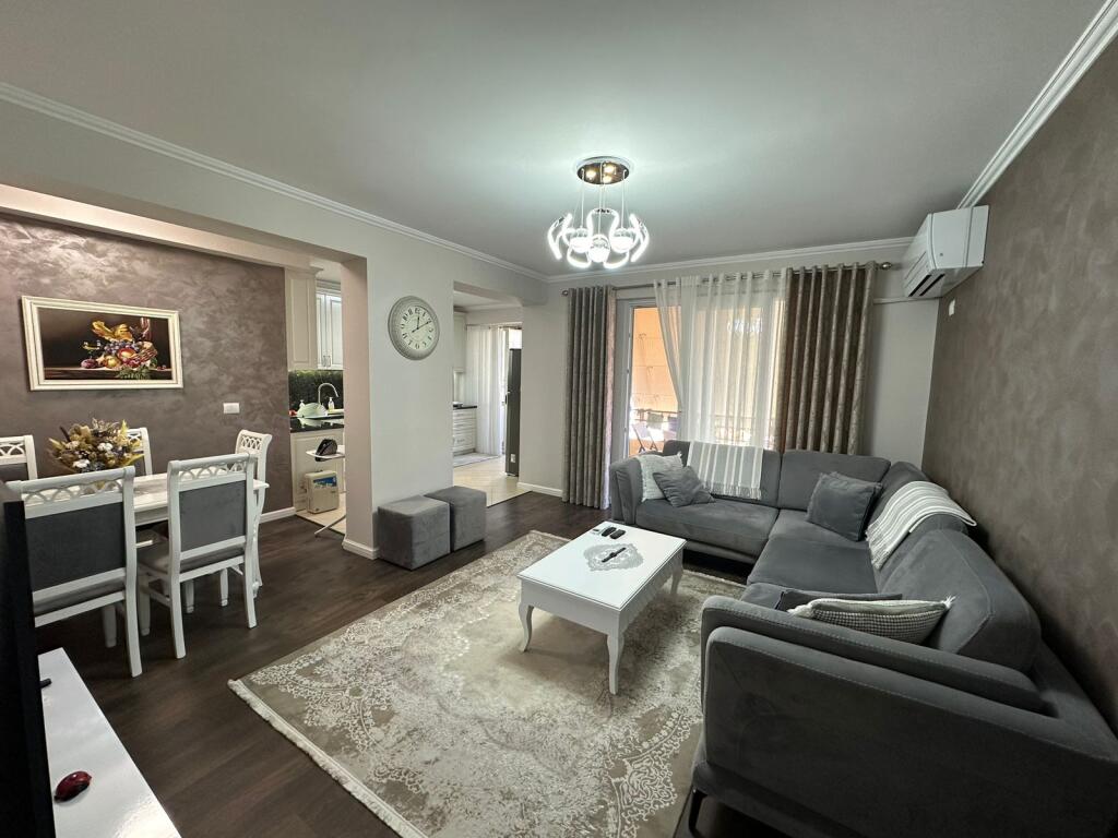 Apartament me qira 2+1 ne qender 750 euro