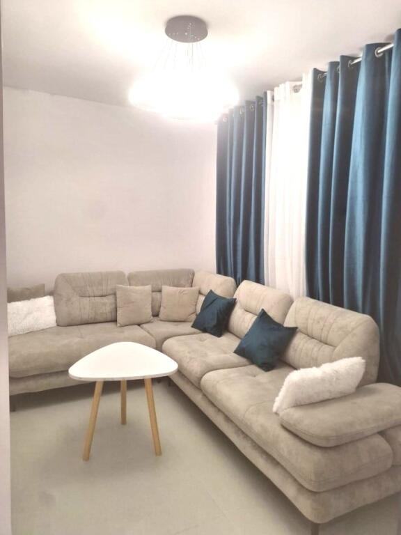 Affittasi appartamento 2+1 in 21 Dhjetor vicino a Square 21 vicino a Deliorgjit in via Kavajes, per 4 persone, 550 euro