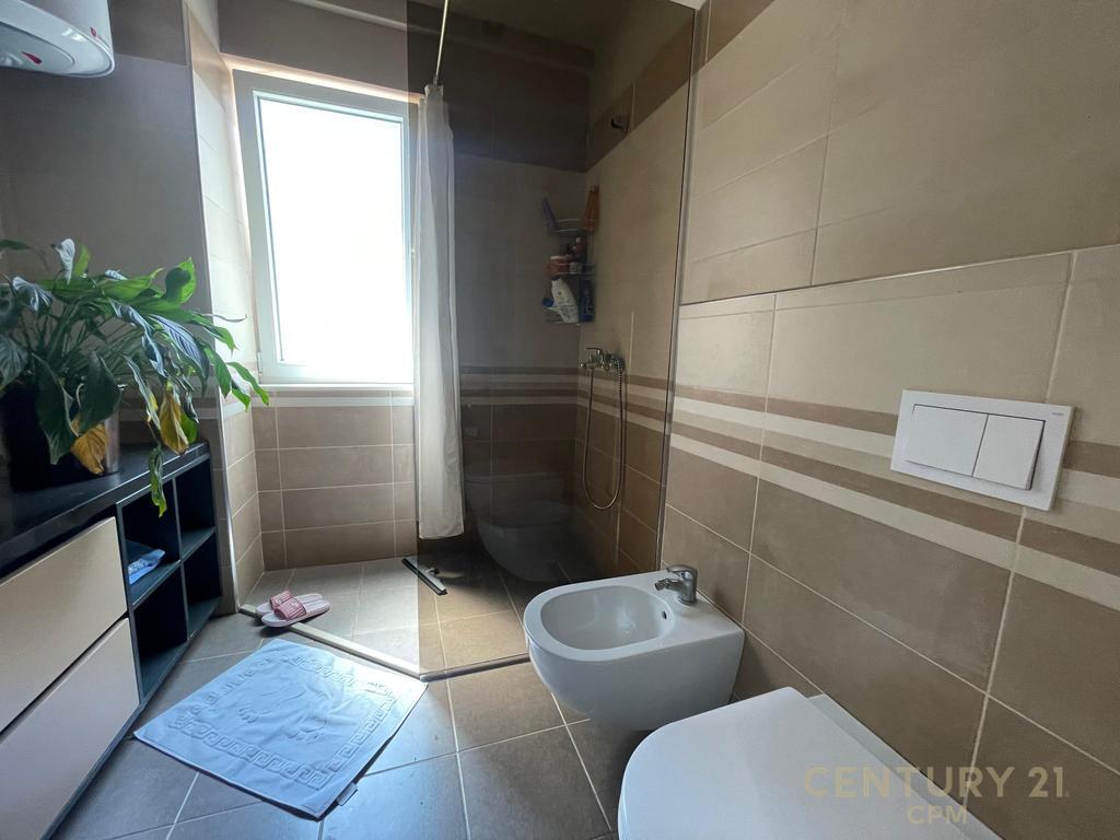 Apartament 3+1 + Parkim per qira ne Laprake