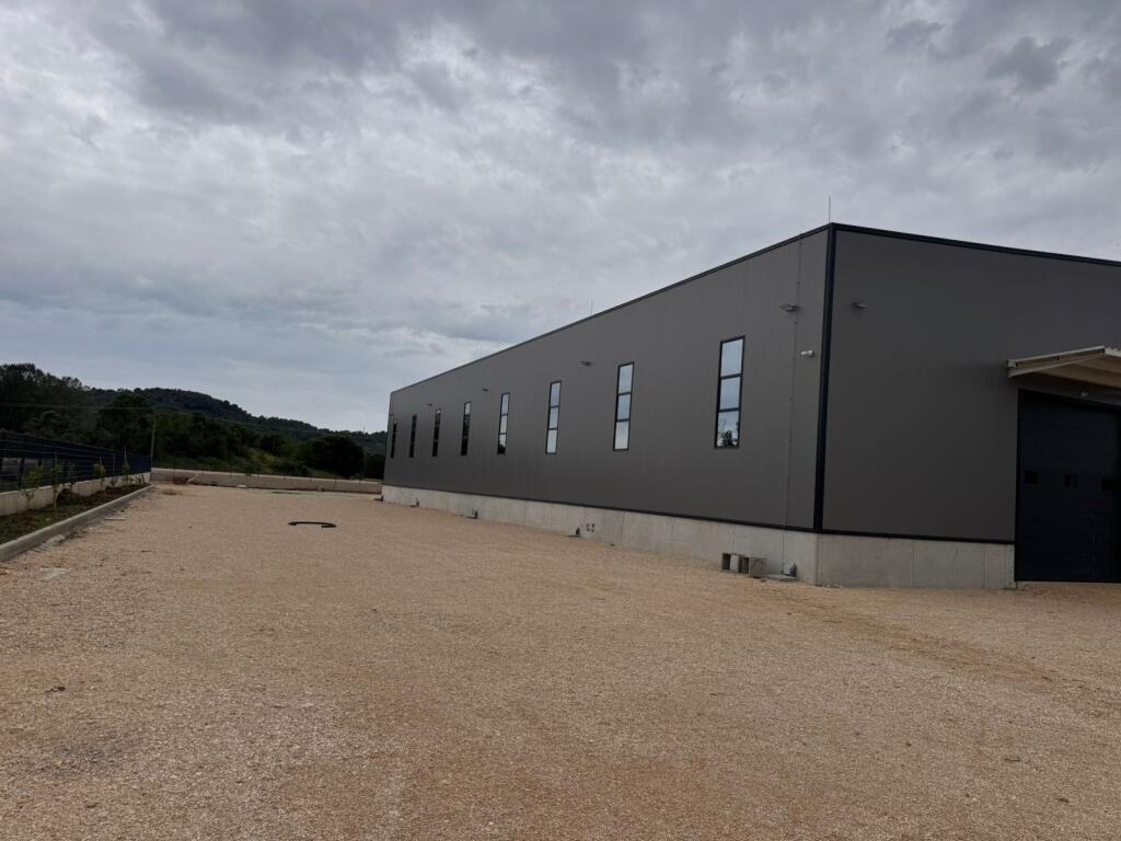 Modern warehouse for rent on Rinas street.