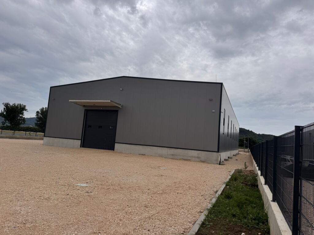 Modern warehouse for rent on Rinas street.