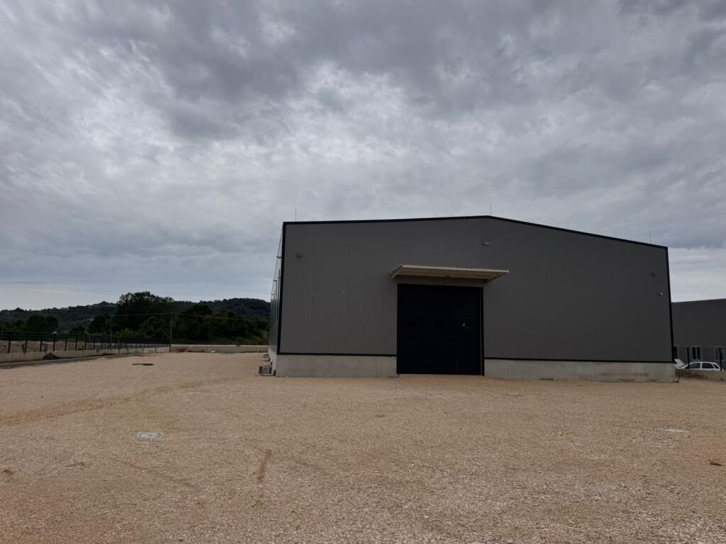 Modern warehouse for rent on Rinas street.