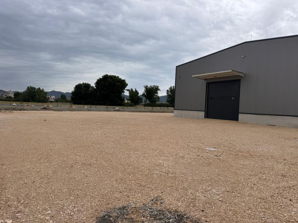 Modern warehouse for rent on Rinas street.
