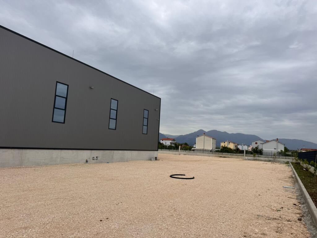 Modern warehouse for rent on Rinas street.