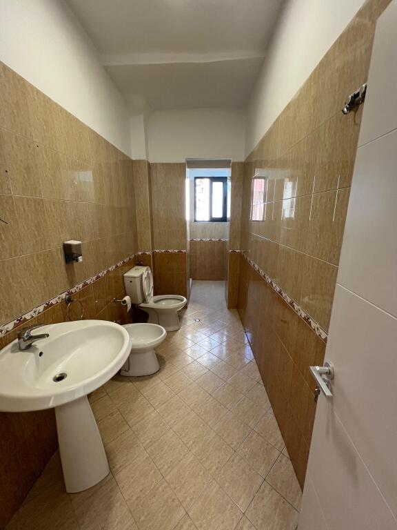 Si affittano locali per uffici a Bllok