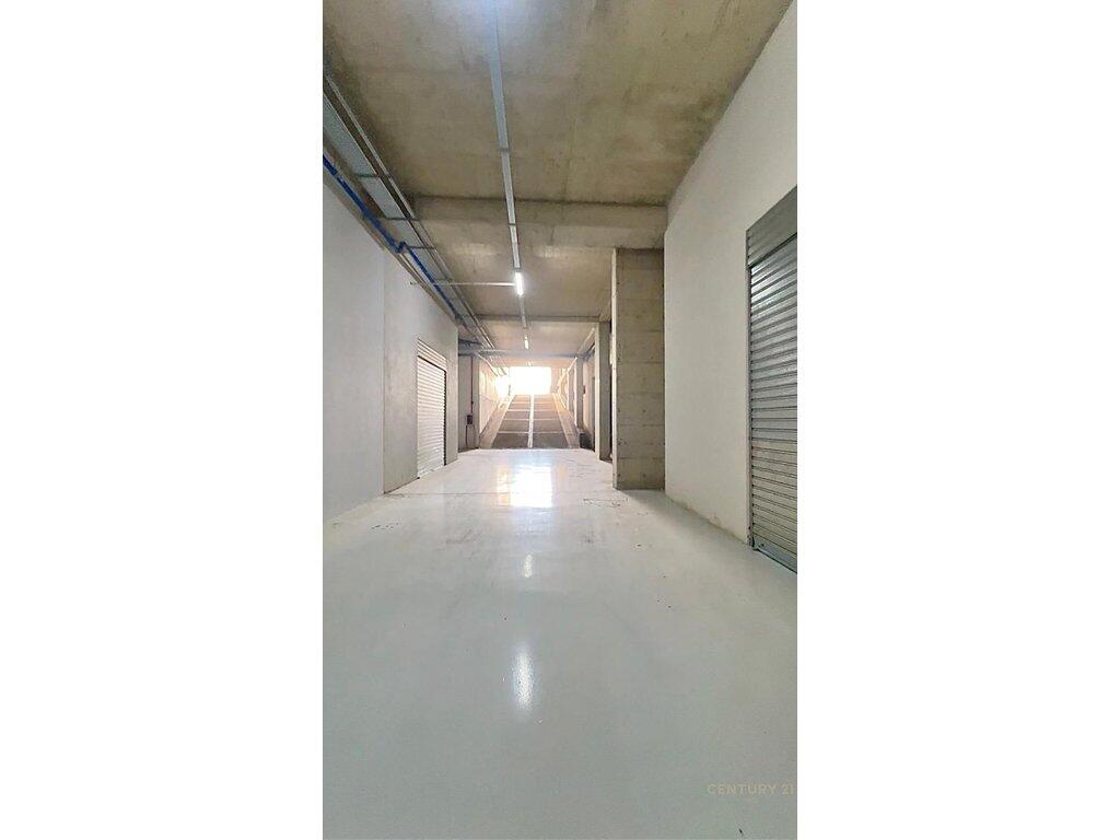 Warehouse with a height of 6 meters for rent at Bulevardi i Ri!