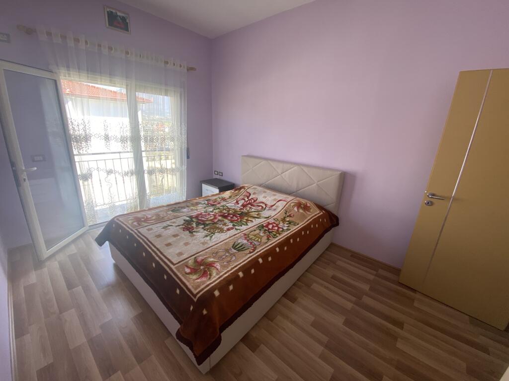 Vile 3-kateshe me Qira  prane "Akacia Hill" ne Tirane.  