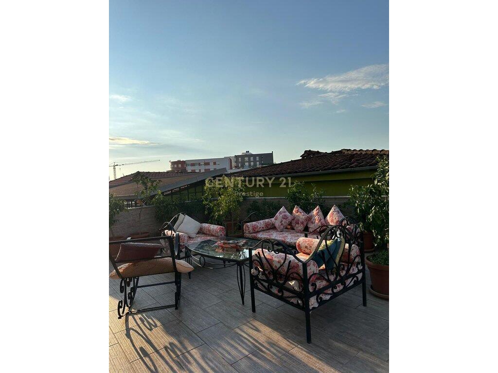 2+1 apartment for sale near the Electric Market!