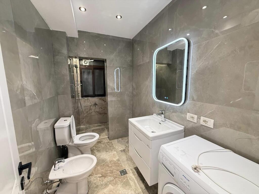 Shitet Apartament 2+1 Ish Parku