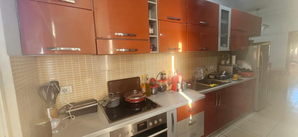 Shitet Apartament 2+1 tek Ish Tregu Elektrik