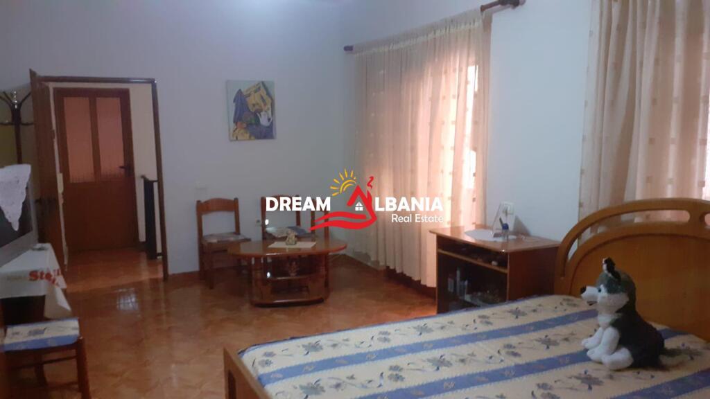 Casa Privata + Locale Commerciale in vendita a Lushnje vicino allo Stadio(ID 4151151)
