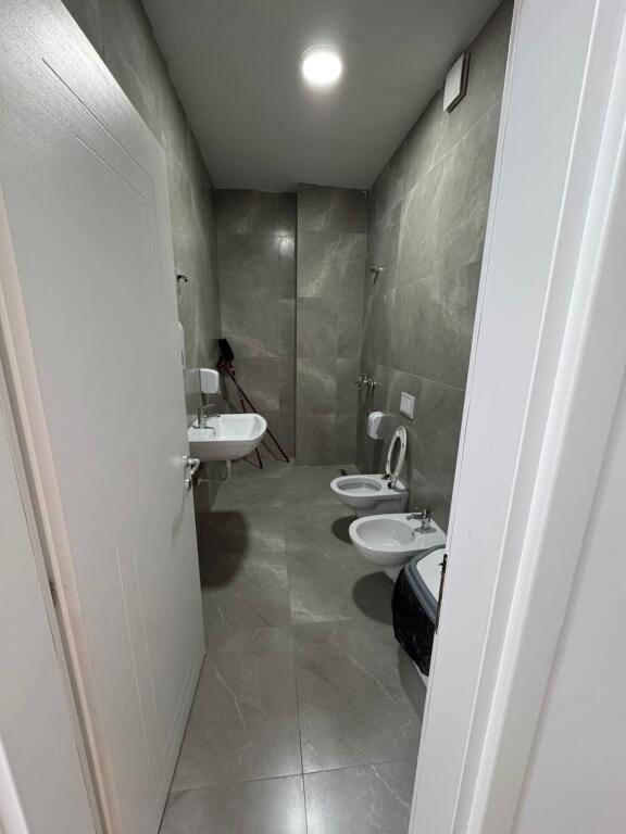 Jepet me qira ambient per zyre tek Garden Building ,Rruge e Kavajes