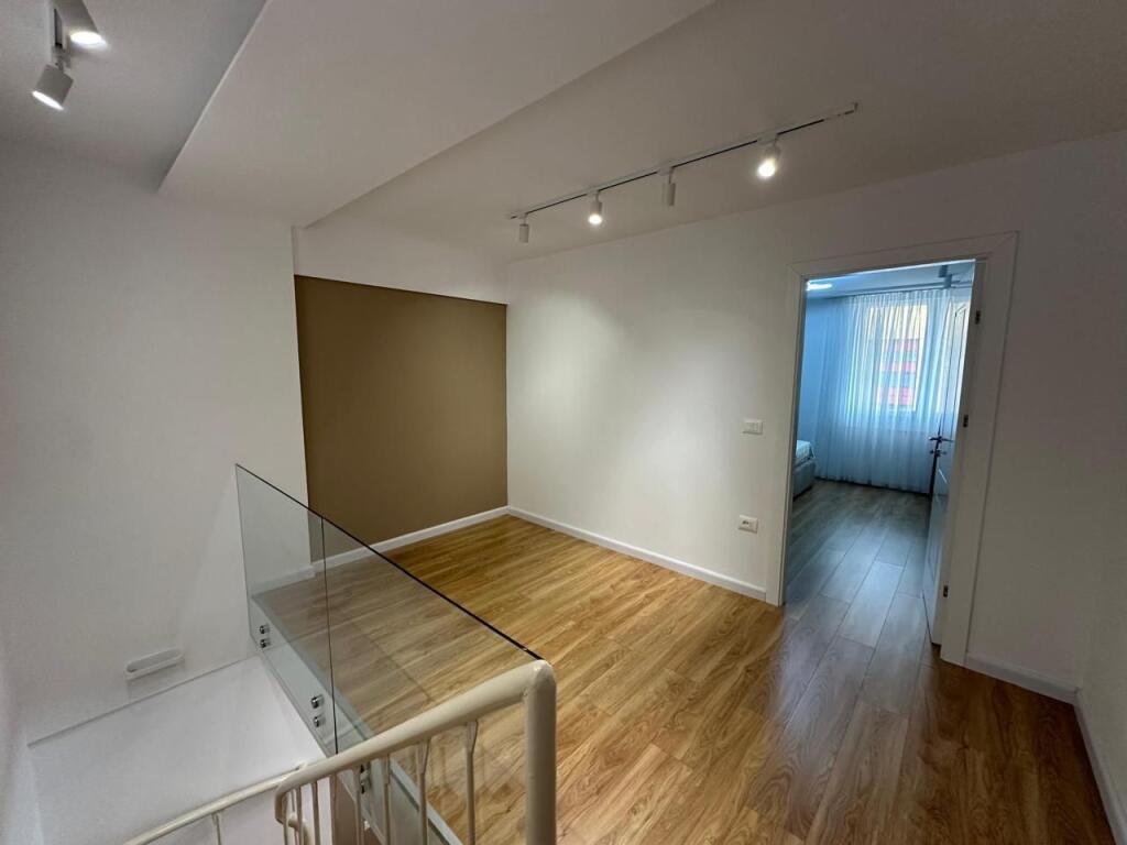 📣 Affitto Appartamento duplex 2+1+2  📍Centro, Tirana-💶 Prezzo 1400 euro al mese