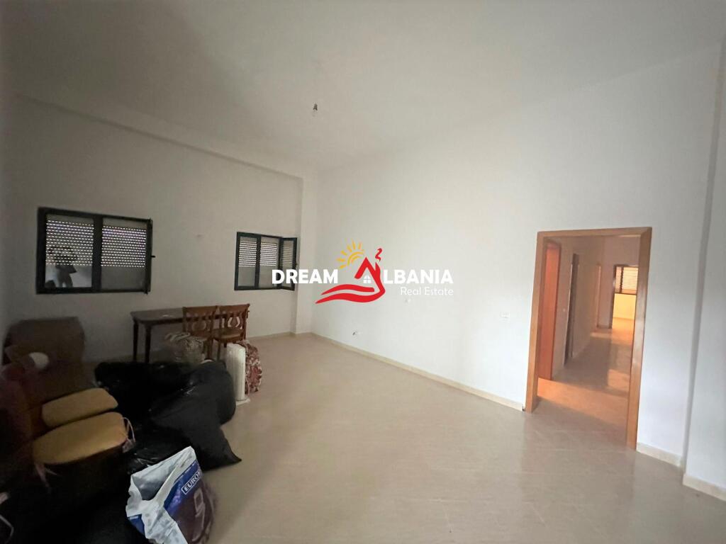 Magazzini in affitto sull'autostrada TR-DR vicino a City Park a Tirana (ID 4281071)