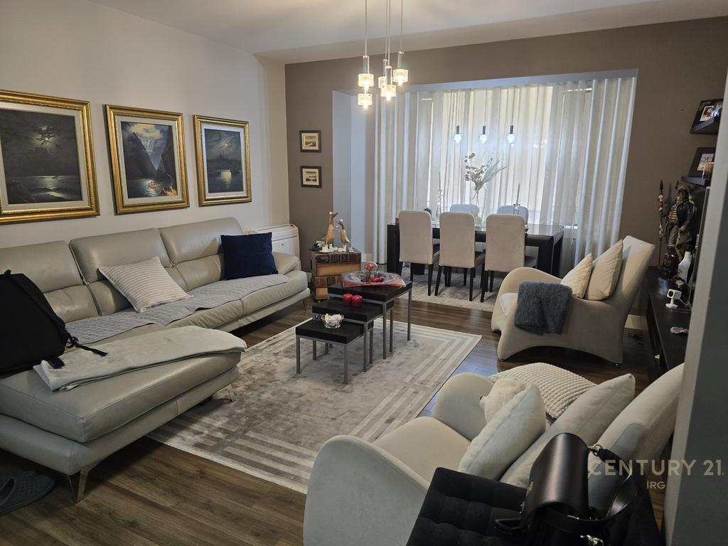 Apartment 3+1+2 for sale – Near the "11 Janari" School, in the Blloku area, Tirana