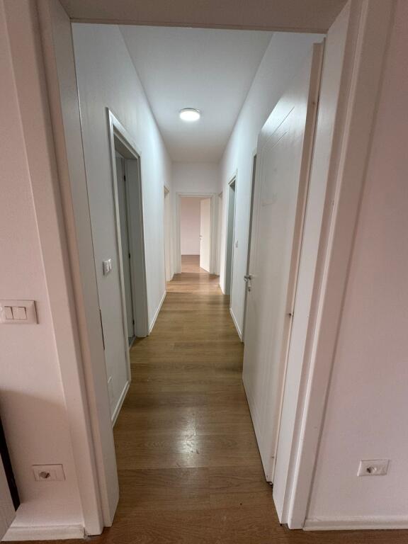 Jepet me qira ambient per zyre tek Garden Building ,Rruge e Kavajes