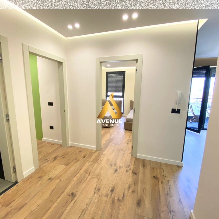 SUPER APARTAMENT LUKSOZ JEPET ME QIRA APARTAMENT 2+1+2 OLYMPIC RESIDENCE, TIRANË  Çmimi: 1400 euro / muaj Vendndodhja: Rruga Liman Kaba, Tiranë  Apartamenti organizohet në korridorin i cili bën shpërndarjen e ambjenteve në sallonin e ndenjes bashkë me këndin e gatimit me akses dalje në ballkon, dhoma matriomoniale + tualet , dhoma tjetër e gjumit , tualeti I përbashkët dhe një depo. Zona ku ndodhet apartamenti është më e preferuara në Tiranë   𝗢𝗿𝗴𝗮𝗻𝗶𝘇𝗶𝗺𝗶 𝗶 𝗮𝗽𝗮𝗿𝘁𝗮𝗺𝗲𝗻𝘁𝗶𝘁: 1 Ambient ndenje + gatimi 3 Dhoma gjumi 2 Tualete 1 Ballkone 2 Korridor  Detaje të tjera: – I mobiluar totalisht me një arredim luksoz – Hidrosanitare të markave më të mira – Vetrata të pajisura me Grila – Parket – Lavastovilje – Tavane gipsi – Drita Led – Kondisioner – I rikonstruktuar, elektrike dhe hidraulike të reja – Izolim Akustik – Orientimi I apartamentit bën të mundur që të jetë me dritë natyrale gjatë gjithë ditës  Banesa ndodhet në katin e 9-të të banimit në një residencë.(jo kati I fundit)  ℹ️ Për më shumë informacione ose një vizitë në pronë na kontaktoni:  —————————————————————