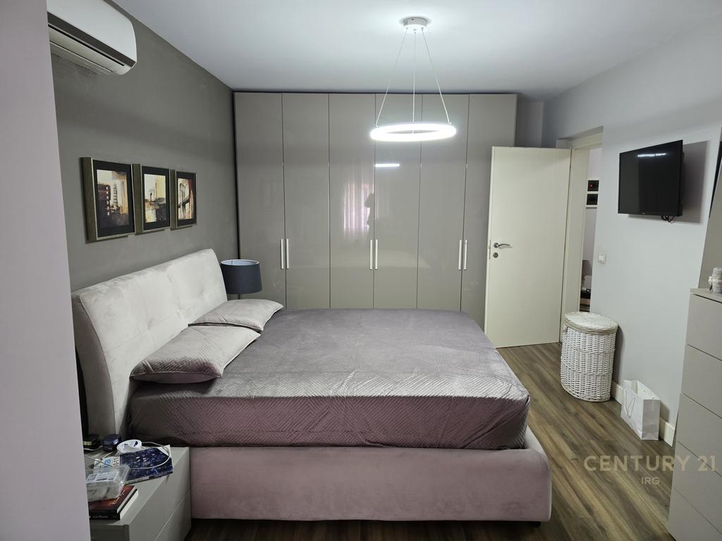 Apartment 3+1+2 for sale – Near the "11 Janari" School, in the Blloku area, Tirana