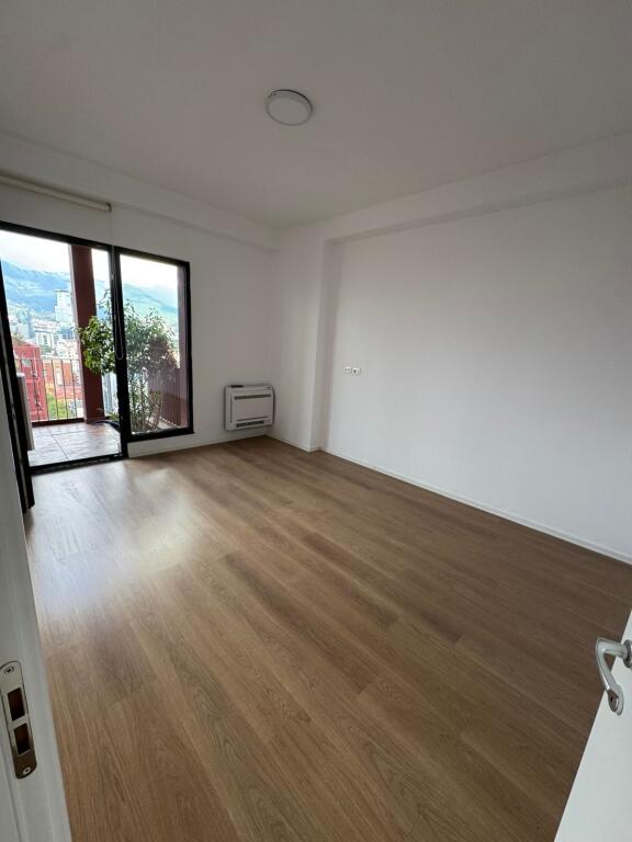 Jepet me qira ambient per zyre tek Garden Building ,Rruge e Kavajes