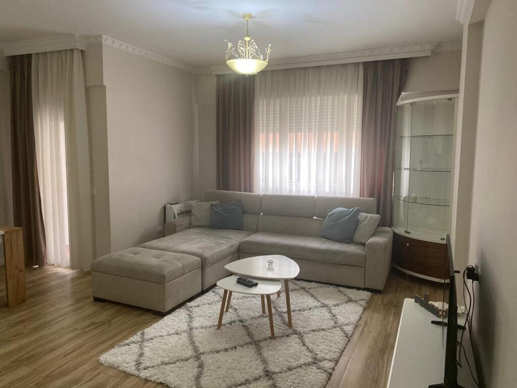 Apartament 2+1+2 me qera te Komuna e Parisit!