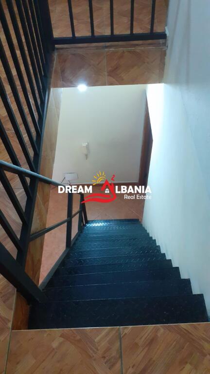 Casa Privata + Locale Commerciale in vendita a Lushnje vicino allo Stadio(ID 4151151)