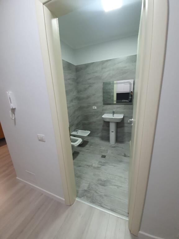 🚪Jepet me qera Apartament 1+1  📍Adresa : Prokuroria Tiranes  💶 ⁠Cmimi 600€ ne muaj