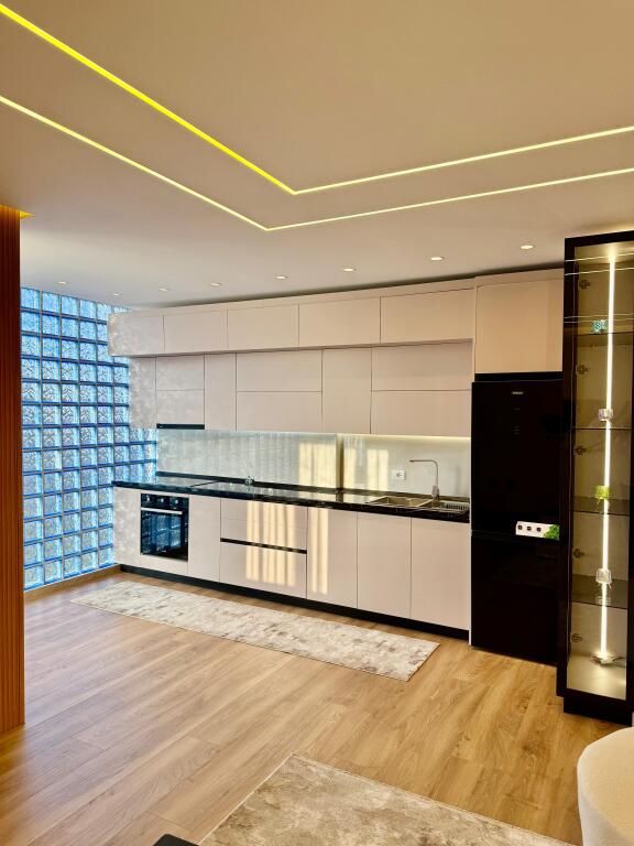 SHITET APARTAMENT  2+1+2 MODERN RRUGA E KOSOVAREVE!