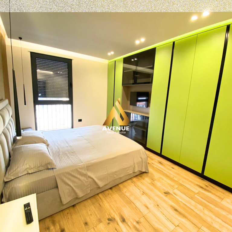 SUPER APARTAMENT LUKSOZ JEPET ME QIRA APARTAMENT 2+1+2 OLYMPIC RESIDENCE, TIRANË  Çmimi: 1400 euro / muaj Vendndodhja: Rruga Liman Kaba, Tiranë  Apartamenti organizohet në korridorin i cili bën shpërndarjen e ambjenteve në sallonin e ndenjes bashkë me këndin e gatimit me akses dalje në ballkon, dhoma matriomoniale + tualet , dhoma tjetër e gjumit , tualeti I përbashkët dhe një depo. Zona ku ndodhet apartamenti është më e preferuara në Tiranë   𝗢𝗿𝗴𝗮𝗻𝗶𝘇𝗶𝗺𝗶 𝗶 𝗮𝗽𝗮𝗿𝘁𝗮𝗺𝗲𝗻𝘁𝗶𝘁: 1 Ambient ndenje + gatimi 3 Dhoma gjumi 2 Tualete 1 Ballkone 2 Korridor  Detaje të tjera: – I mobiluar totalisht me një arredim luksoz – Hidrosanitare të markave më të mira – Vetrata të pajisura me Grila – Parket – Lavastovilje – Tavane gipsi – Drita Led – Kondisioner – I rikonstruktuar, elektrike dhe hidraulike të reja – Izolim Akustik – Orientimi I apartamentit bën të mundur që të jetë me dritë natyrale gjatë gjithë ditës  Banesa ndodhet në katin e 9-të të banimit në një residencë.(jo kati I fundit)  ℹ️ Për më shumë informacione ose një vizitë në pronë na kontaktoni:  —————————————————————