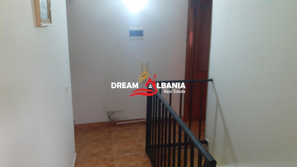 Casa Privata + Locale Commerciale in vendita a Lushnje vicino allo Stadio(ID 4151151)