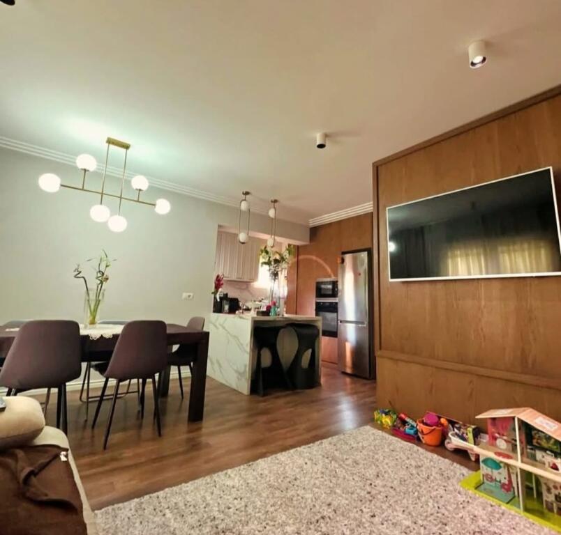 21 Dhjetori, shesim super apartament 3+1+2 tualete.