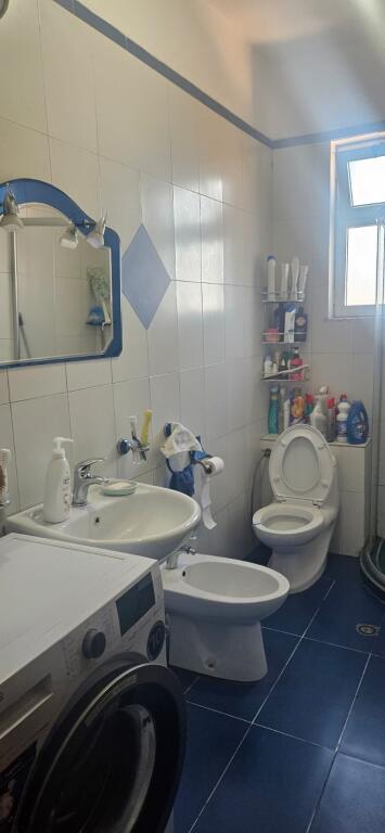 Shitet Apartament 2+1 tek Ish Tregu Elektrik