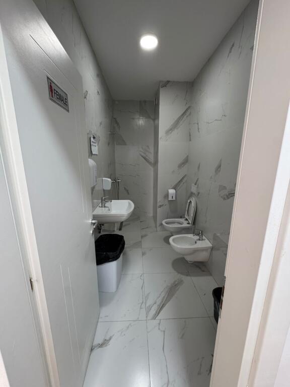 Jepet me qira ambient per zyre tek Garden Building ,Rruge e Kavajes