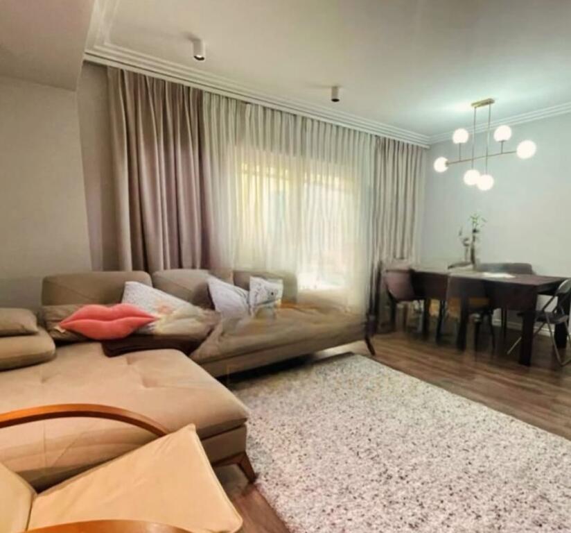 21 Dhjetori, shesim super apartament 3+1+2 tualete.
