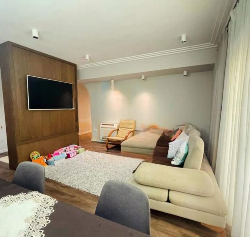 21 Dhjetori, shesim super apartament 3+1+2 tualete.