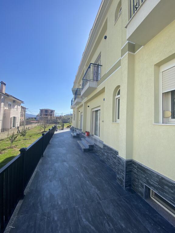 Vile 3-kateshe me Qira  prane "Akacia Hill" ne Tirane.  