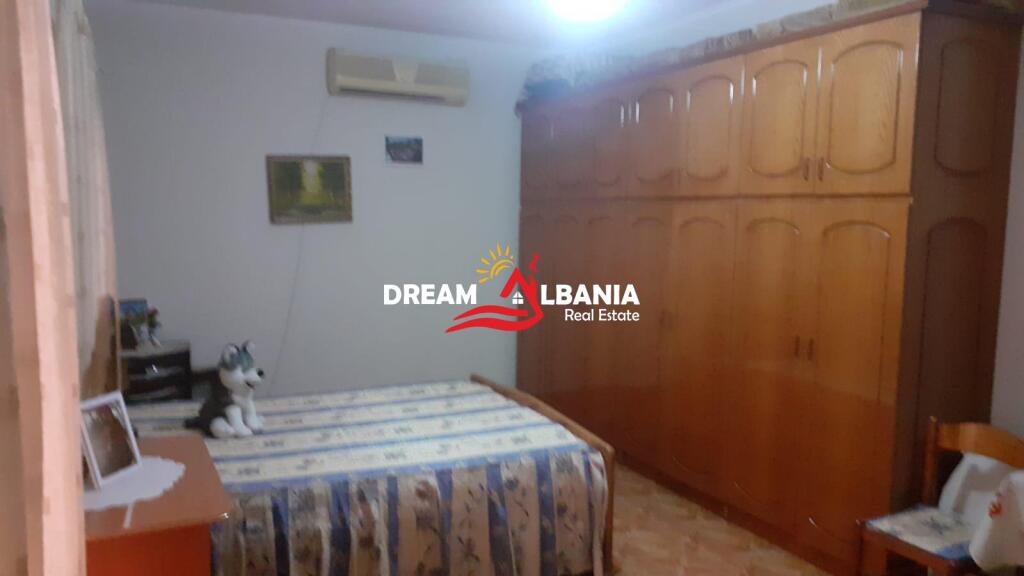 Casa Privata + Locale Commerciale in vendita a Lushnje vicino allo Stadio(ID 4151151)