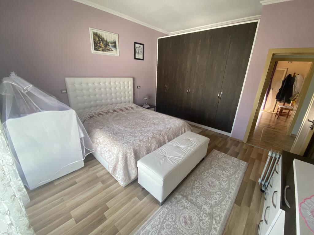 Vile 3-kateshe me Qira  prane "Akacia Hill" ne Tirane.  