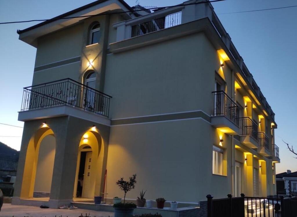 Vile 3-kateshe me Qira  prane "Akacia Hill" ne Tirane.  