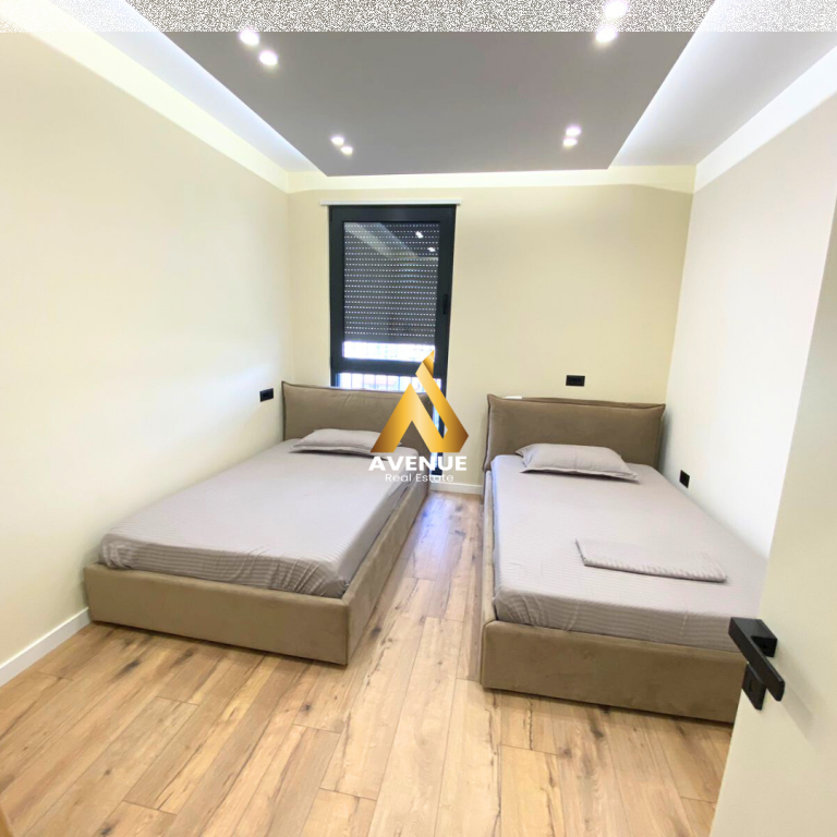 SUPER APARTAMENT LUKSOZ JEPET ME QIRA APARTAMENT 2+1+2 OLYMPIC RESIDENCE, TIRANË  Çmimi: 1400 euro / muaj Vendndodhja: Rruga Liman Kaba, Tiranë  Apartamenti organizohet në korridorin i cili bën shpërndarjen e ambjenteve në sallonin e ndenjes bashkë me këndin e gatimit me akses dalje në ballkon, dhoma matriomoniale + tualet , dhoma tjetër e gjumit , tualeti I përbashkët dhe një depo. Zona ku ndodhet apartamenti është më e preferuara në Tiranë   𝗢𝗿𝗴𝗮𝗻𝗶𝘇𝗶𝗺𝗶 𝗶 𝗮𝗽𝗮𝗿𝘁𝗮𝗺𝗲𝗻𝘁𝗶𝘁: 1 Ambient ndenje + gatimi 3 Dhoma gjumi 2 Tualete 1 Ballkone 2 Korridor  Detaje të tjera: – I mobiluar totalisht me një arredim luksoz – Hidrosanitare të markave më të mira – Vetrata të pajisura me Grila – Parket – Lavastovilje – Tavane gipsi – Drita Led – Kondisioner – I rikonstruktuar, elektrike dhe hidraulike të reja – Izolim Akustik – Orientimi I apartamentit bën të mundur që të jetë me dritë natyrale gjatë gjithë ditës  Banesa ndodhet në katin e 9-të të banimit në një residencë.(jo kati I fundit)  ℹ️ Për më shumë informacione ose një vizitë në pronë na kontaktoni:  —————————————————————