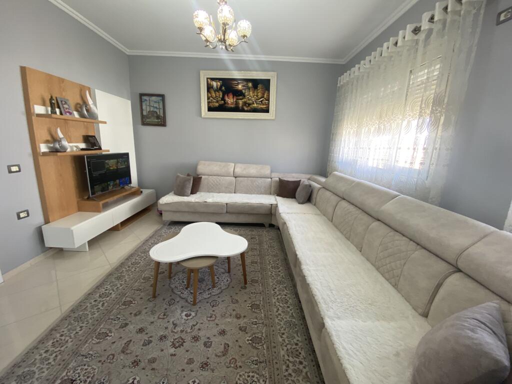 Vile 3-kateshe me Qira  prane "Akacia Hill" ne Tirane.  