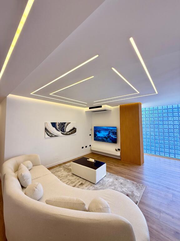 SHITET APARTAMENT  2+1+2 MODERN RRUGA E KOSOVAREVE!