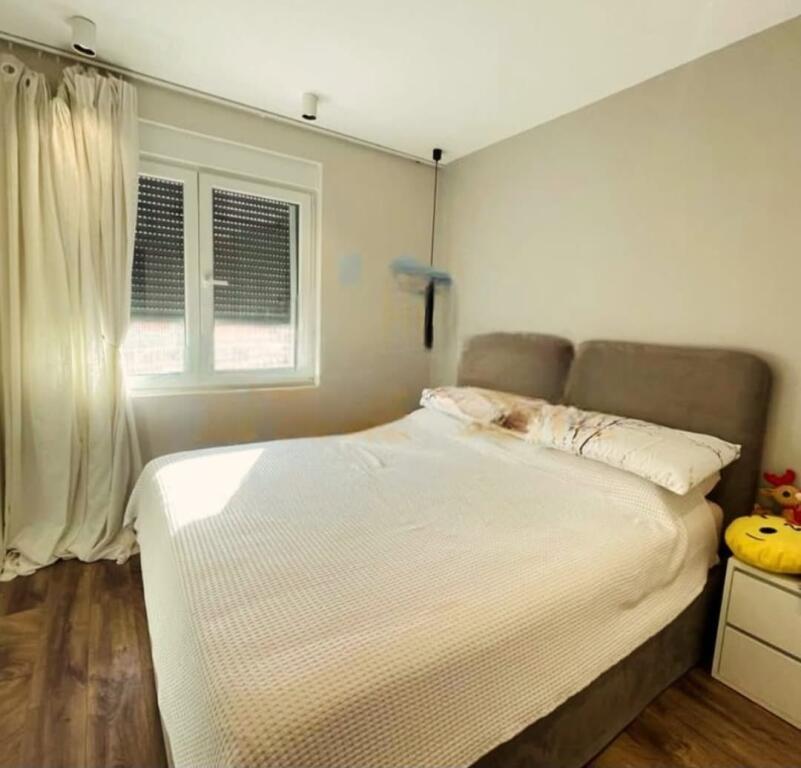 21 Dhjetori, shesim super apartament 3+1+2 tualete.
