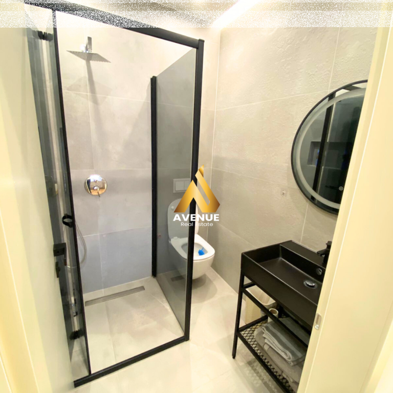 SUPER APARTAMENT LUKSOZ JEPET ME QIRA APARTAMENT 2+1+2 OLYMPIC RESIDENCE, TIRANË  Çmimi: 1400 euro / muaj Vendndodhja: Rruga Liman Kaba, Tiranë  Apartamenti organizohet në korridorin i cili bën shpërndarjen e ambjenteve në sallonin e ndenjes bashkë me këndin e gatimit me akses dalje në ballkon, dhoma matriomoniale + tualet , dhoma tjetër e gjumit , tualeti I përbashkët dhe një depo. Zona ku ndodhet apartamenti është më e preferuara në Tiranë   𝗢𝗿𝗴𝗮𝗻𝗶𝘇𝗶𝗺𝗶 𝗶 𝗮𝗽𝗮𝗿𝘁𝗮𝗺𝗲𝗻𝘁𝗶𝘁: 1 Ambient ndenje + gatimi 3 Dhoma gjumi 2 Tualete 1 Ballkone 2 Korridor  Detaje të tjera: – I mobiluar totalisht me një arredim luksoz – Hidrosanitare të markave më të mira – Vetrata të pajisura me Grila – Parket – Lavastovilje – Tavane gipsi – Drita Led – Kondisioner – I rikonstruktuar, elektrike dhe hidraulike të reja – Izolim Akustik – Orientimi I apartamentit bën të mundur që të jetë me dritë natyrale gjatë gjithë ditës  Banesa ndodhet në katin e 9-të të banimit në një residencë.(jo kati I fundit)  ℹ️ Për më shumë informacione ose një vizitë në pronë na kontaktoni:  —————————————————————